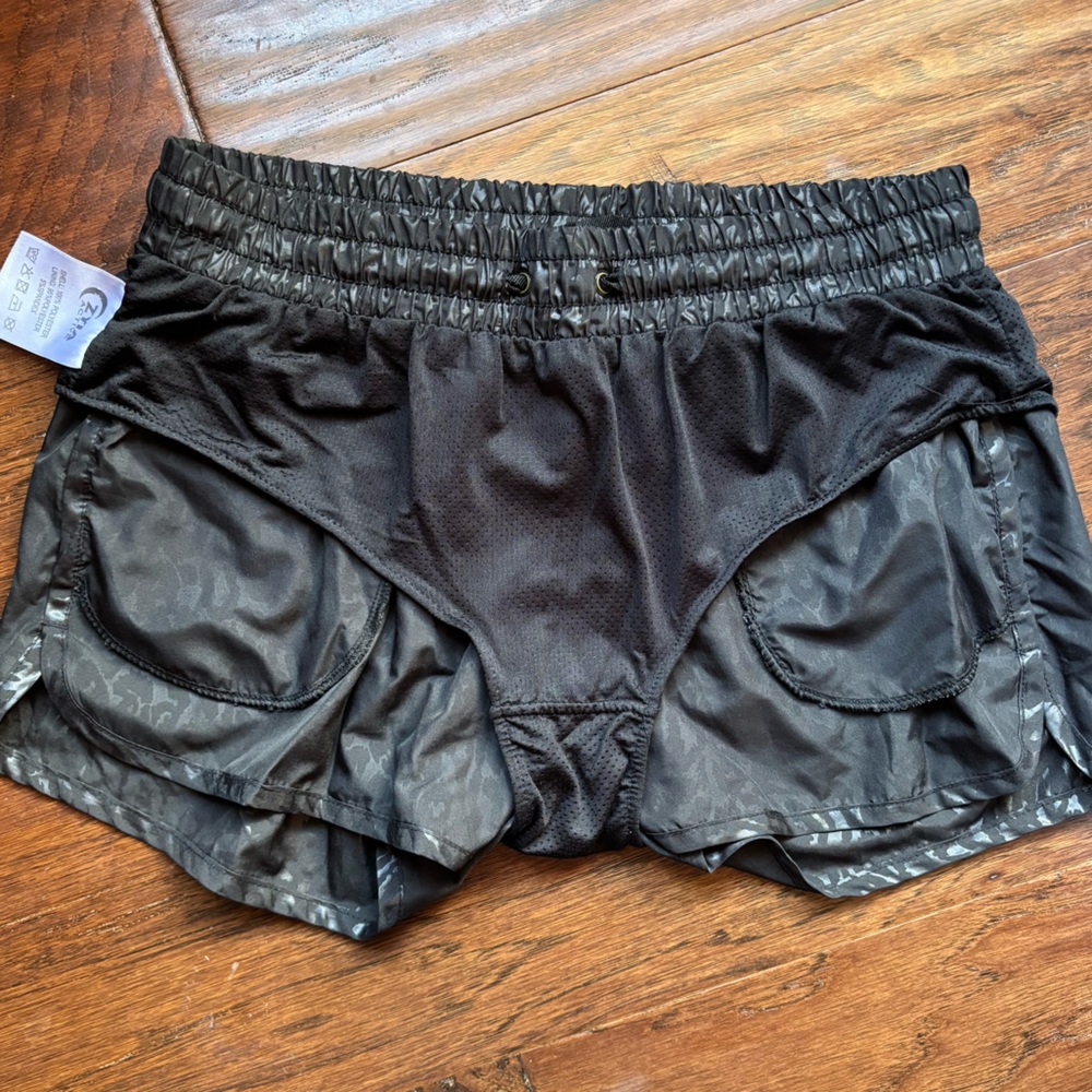 Zyia Bomber Shorts - Black Leopard - Size M - Picture 4 of 8